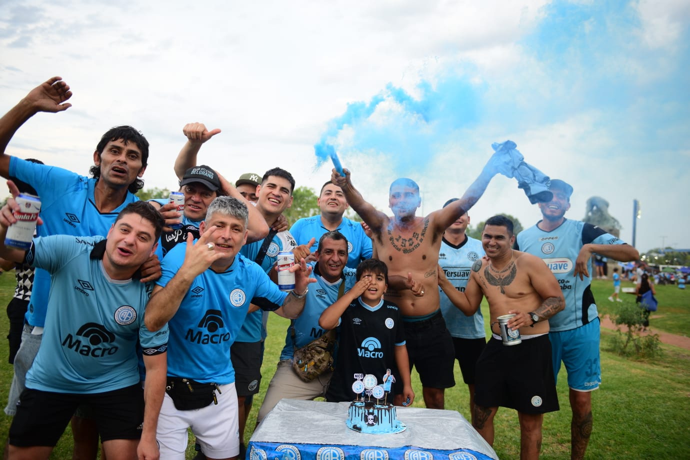 Belgrano: Los hinchas en la previa del partido frente a Argentinos Juniors por una de las semifinales de la Copa Argentina, en Rosario. (José Hernández / La Voz)