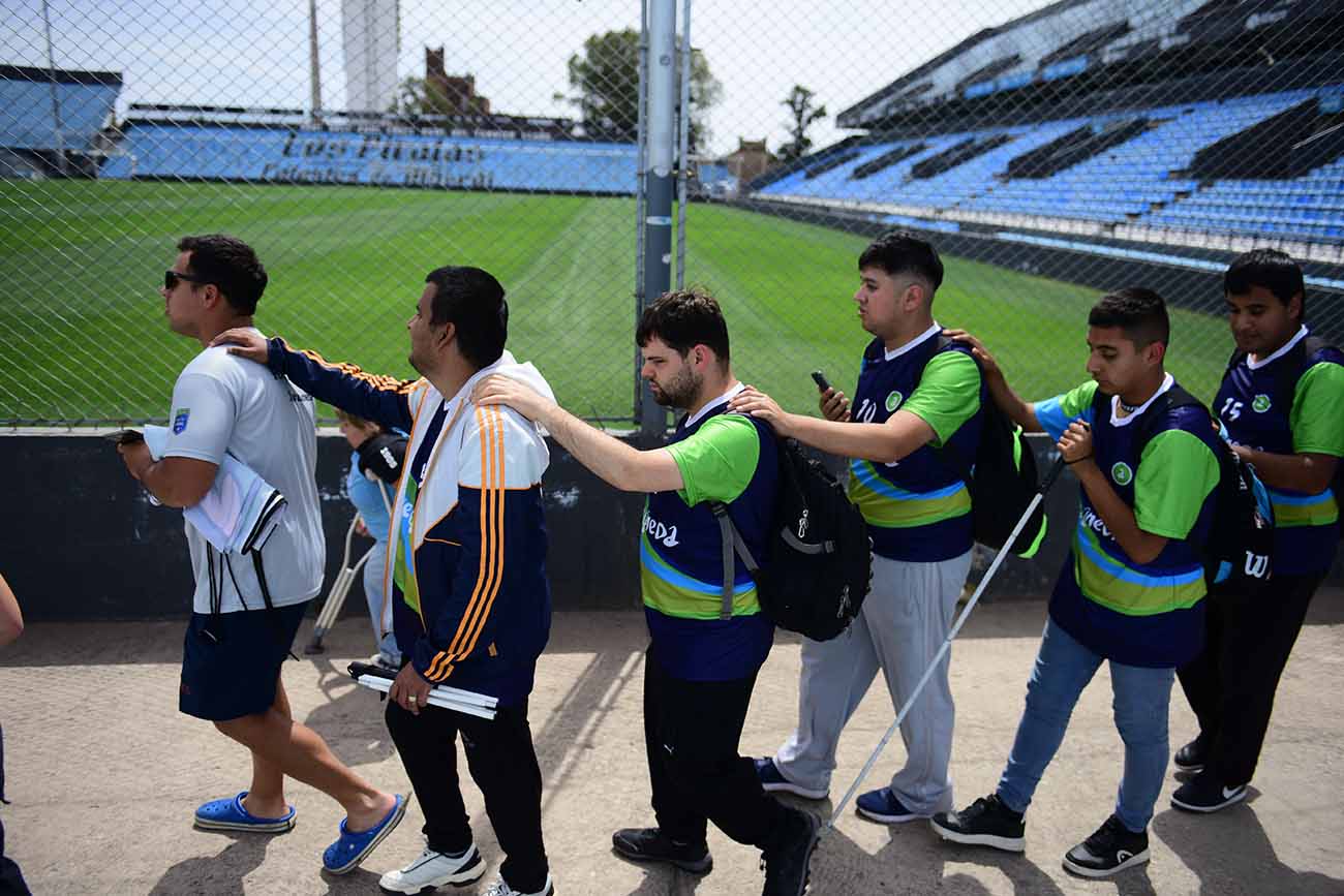 BELGRANO PIONERO. El plantel de fútbol de ciegos del club organizó un encuentro de camaradería para Pirañas, su adversario por la Copa Oro. (José Gabriel Hernández / La Voz)
