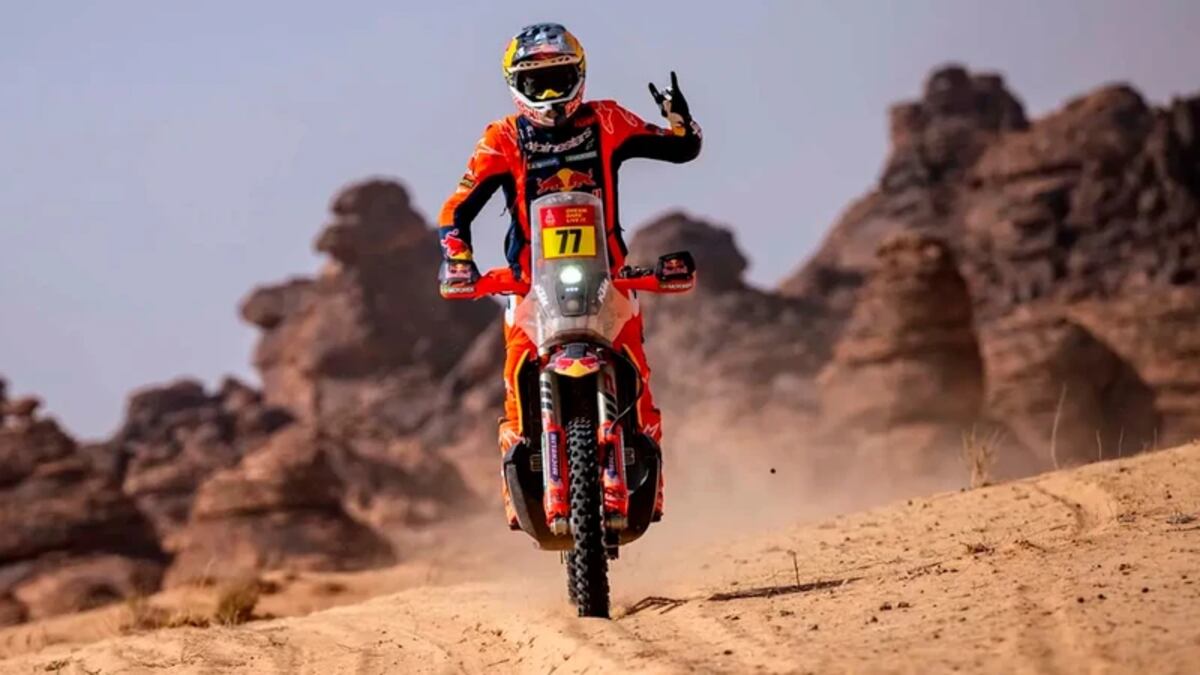 Luciano Benavides, con KTM, tuvo una etapa sin problemas y al ganarla, redujo la ventaja con la punta. (Dakar.com)