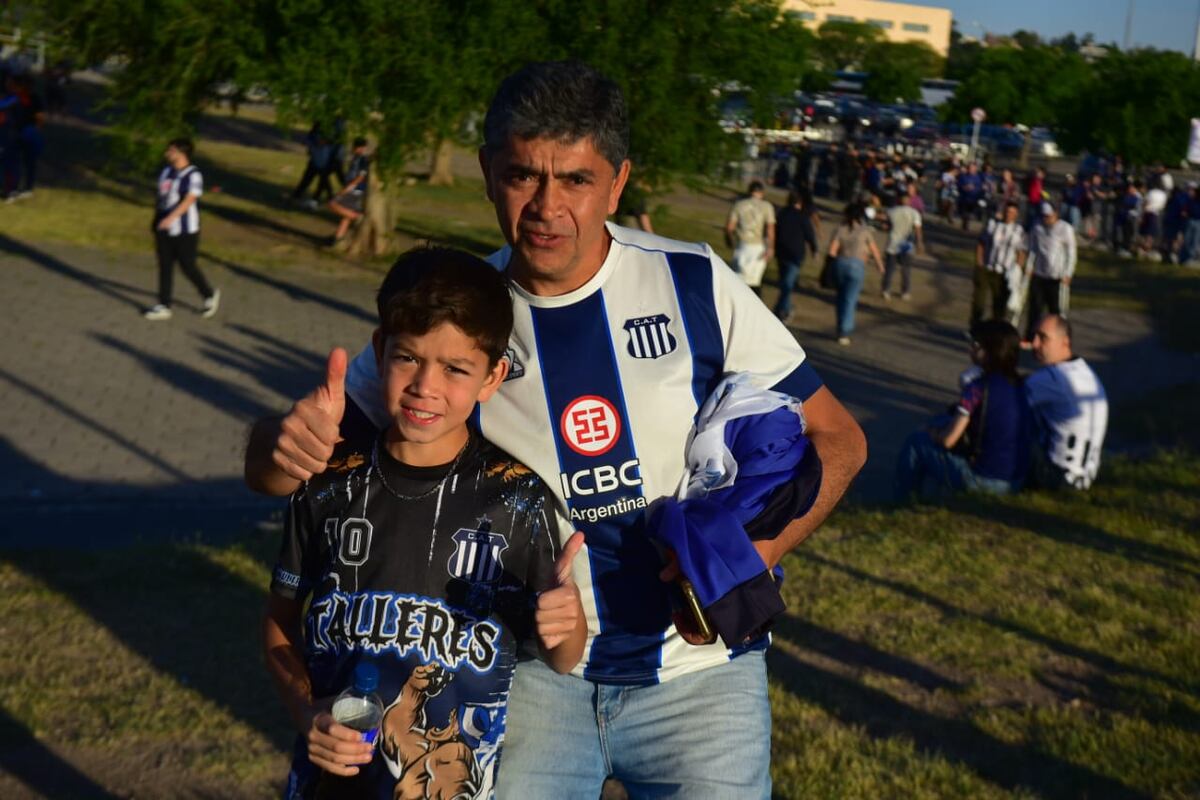 Cara e' cancha: los hinchas de Talleres antes del partido con River. (Nicolás Bravo / La Voz)