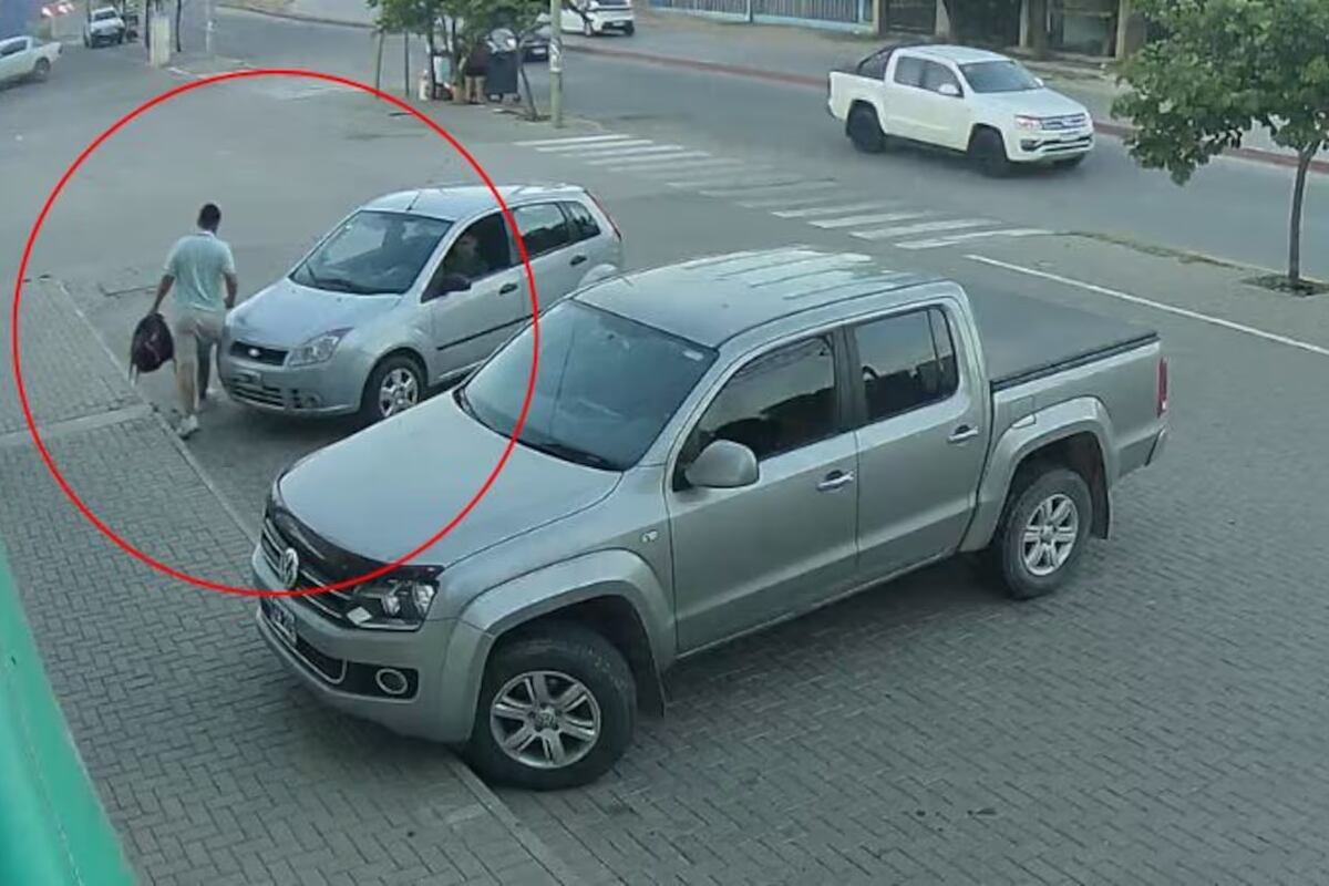 Inseguridad en Córdoba. Le abrieron la camioneta para robarle sin usar inhibidores y sin forzar cerraduras. (Captura de video)