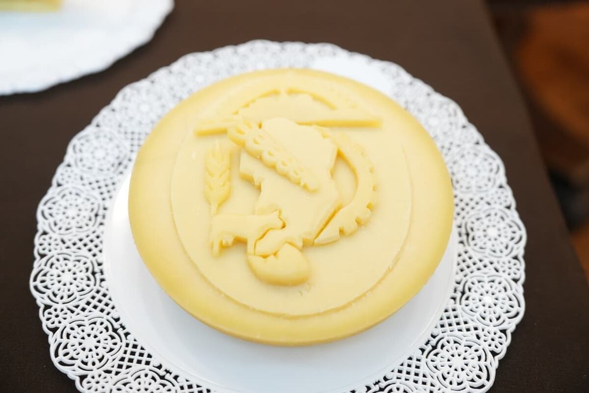 El escudo de la ciudad, hecho en queso.