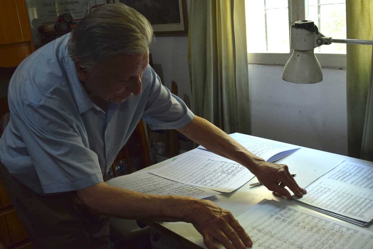 Osvaldo Renato Abregú transcribió a mano la Novena SInfonía de Beethoven. (Fotos: Gentileza Verónica Gómez).