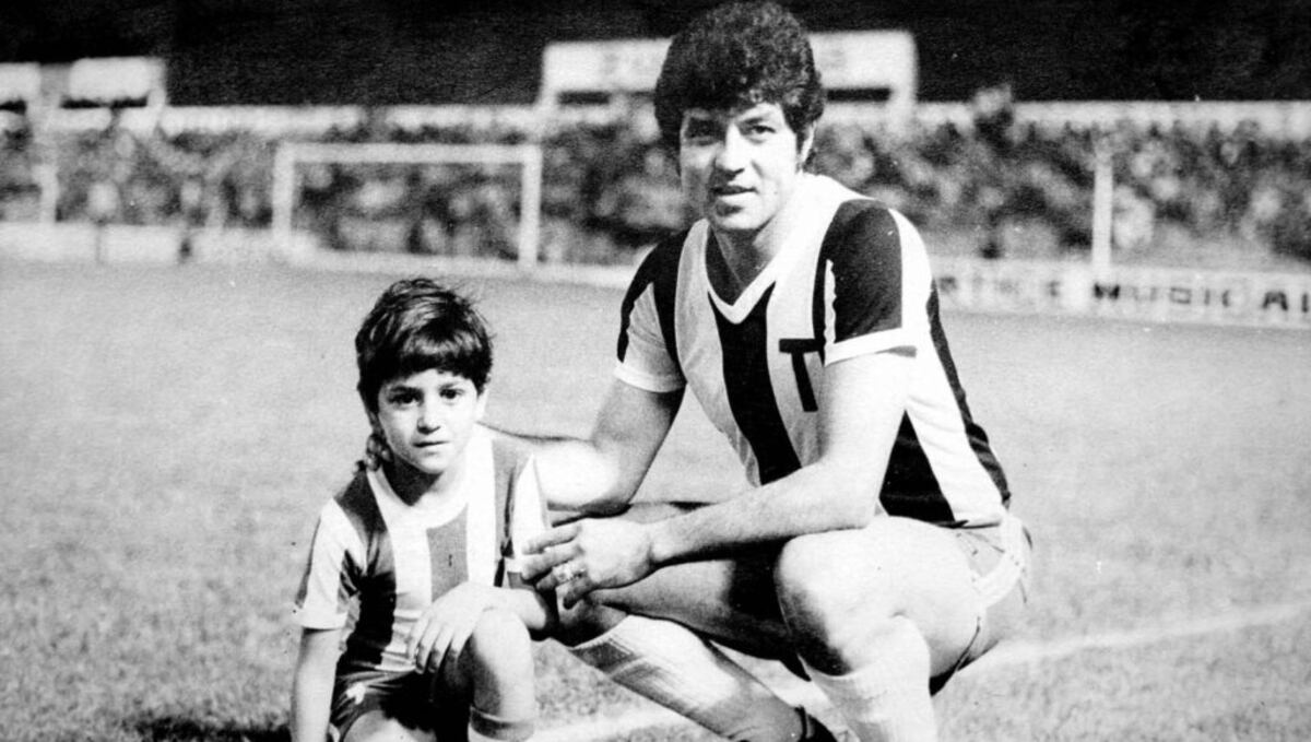 La Voz y una foto eterna: quién era el niño que entró a la cancha con Daniel Willington. (Archivo)