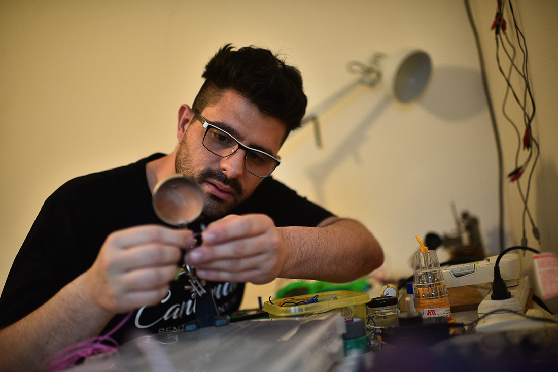 Laureano transforma juguetes en instrumentos musicales