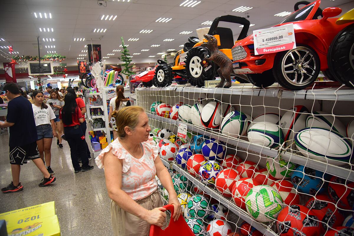 Ventas de juguetes para la Navidad en la ciudad de Córdoba. (Pedro Castillo / La Voz)