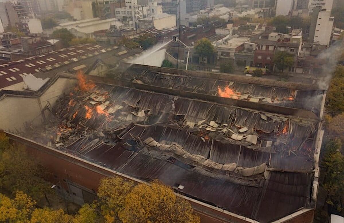 Incendio en el deposito de Iron Mountain. Foto: Ale Bar / Clarín