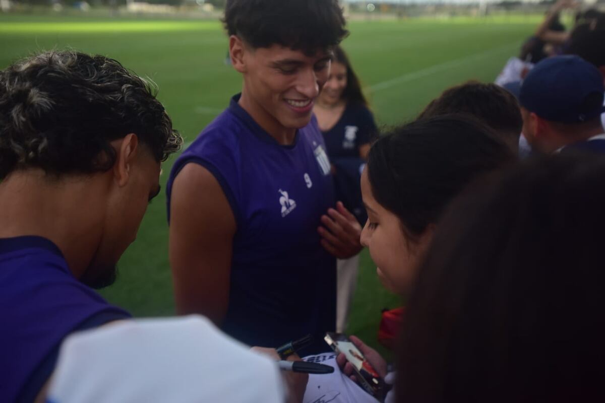 Talleres: el entrenamiento abierto reforzó el vínculo entre el plantel y su gente, en una tarde marcada por el viento y el aliento constante. (Javier Ferreyra / La Voz)