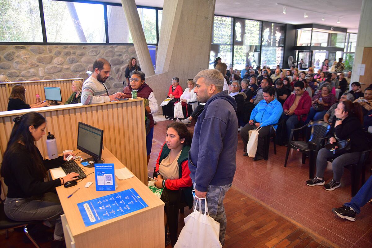 Córdoba. Largas colas en el Palacio 6 de Julio para retirar la nueva Tarjeta Sube para el transporte urbano. (Pedro Castillo / La Voz)