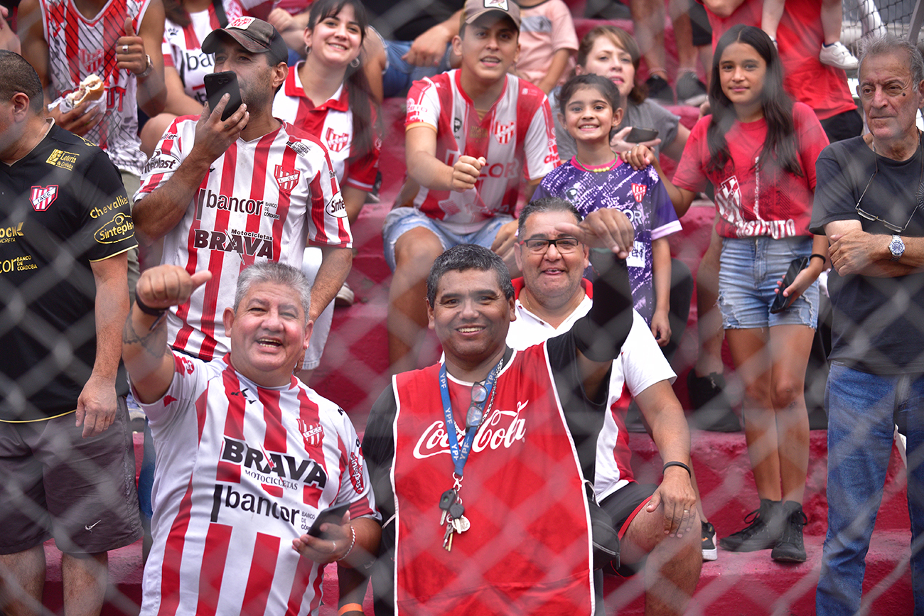 Fotos de hinchas de Instituto en el estadio Monumental en el partido ante Sarmiento de Junín para la Liga Profesional. (Ramiro Pereyra)