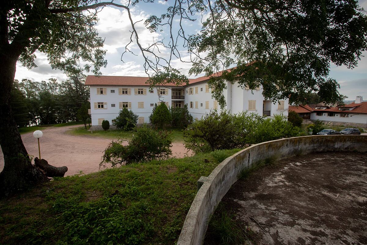 Embalse: De los siete hoteles del complejo estatal, dos estaban en actividad con turismo social hasta febrero. Varios están inactivos desde hace años. (La Voz)