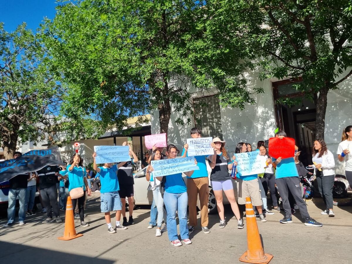 Reclamos por la escuela Proa de Villa Dolores. (La Voz)