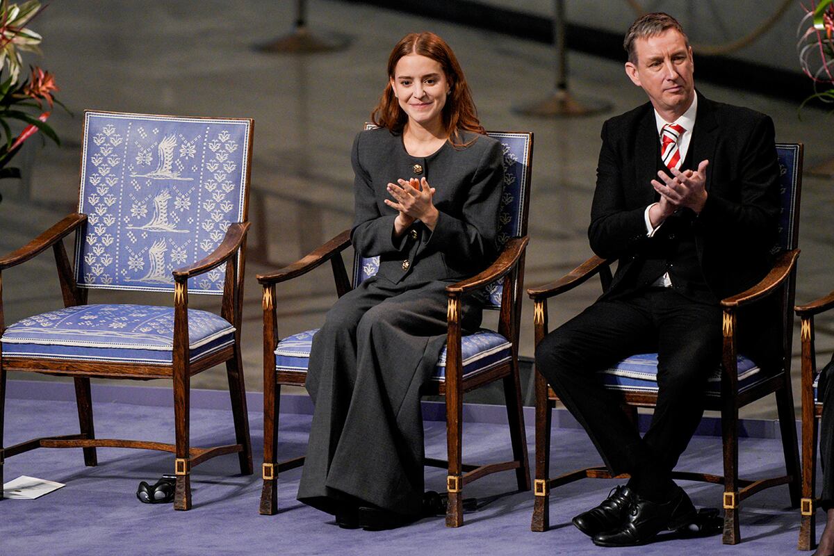 La hija de la ganadora del Premio Nobel de la Paz, Ana Corina Sosa, quien acepta el premio en nombre de su madre, la líder opositora venezolana María Corina Machado, asiste a la ceremonia de entrega del Premio Nobel de la Paz en el Ayuntamiento de Oslo, Noruega, el miércoles 10 de diciembre de 2025. (Stian Lysberg Solum/NTB Scanpix vía AP)