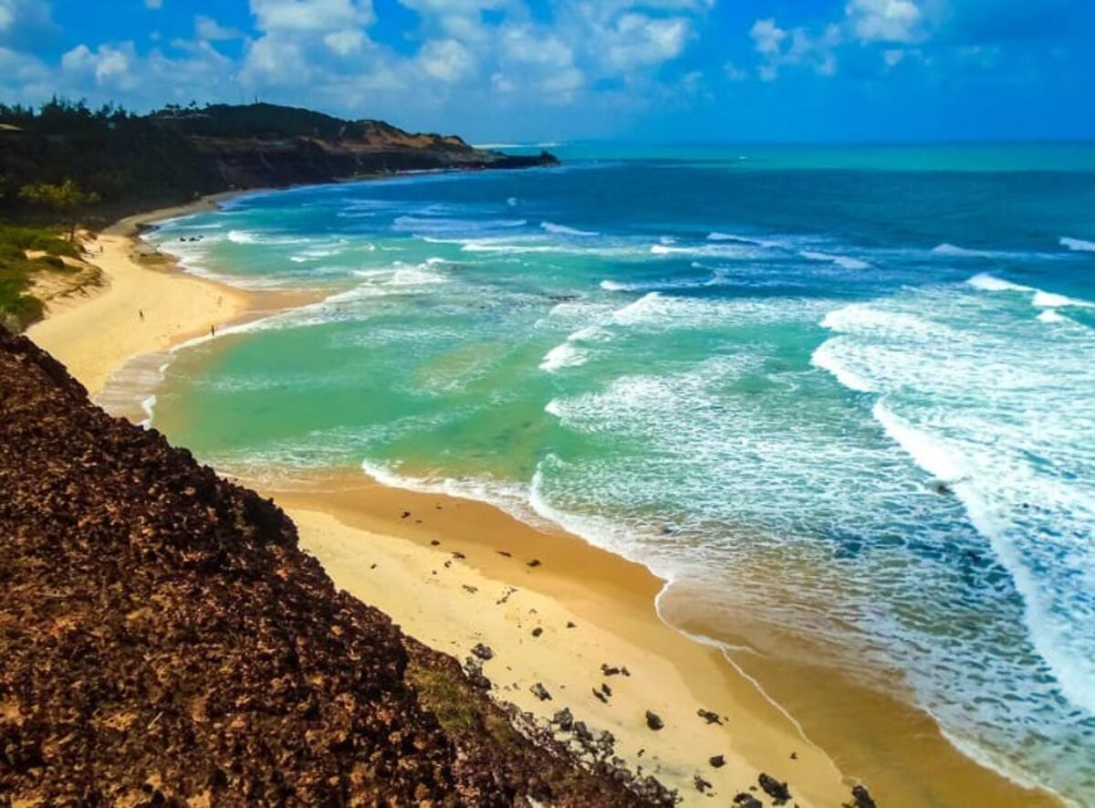 Playas en forma de corazón y delfines en la orilla: así es el pueblo de Brasil, el destino que enamora