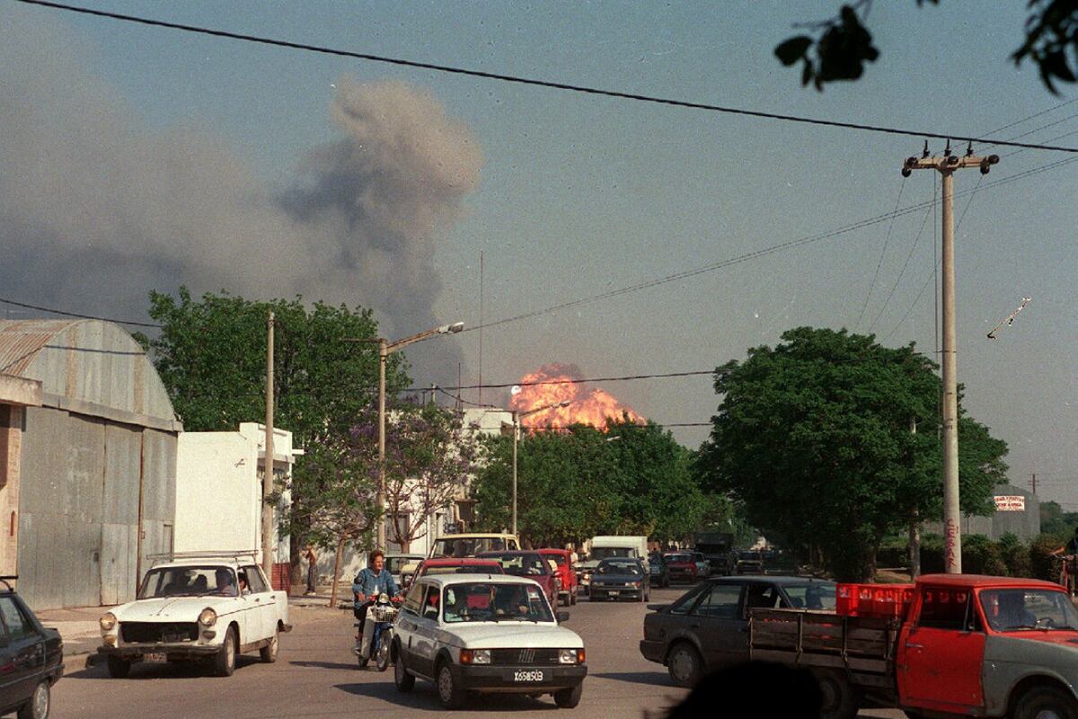 Una de las explosiones en la Fábrica Militar, vista desde el centro de Río Tercero, (Archivo)
