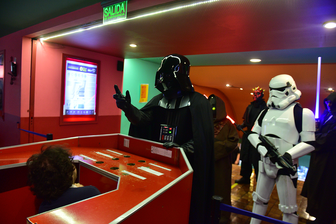 Cosplayers de Star wars . Como cada 4 de mayo los fans de Star wars celebran en el mundo. En Córdoba un grupo de cosplayers encabezado por Julio Nievas (Darth Vader) festejaron en la peatonal de la ciudad.