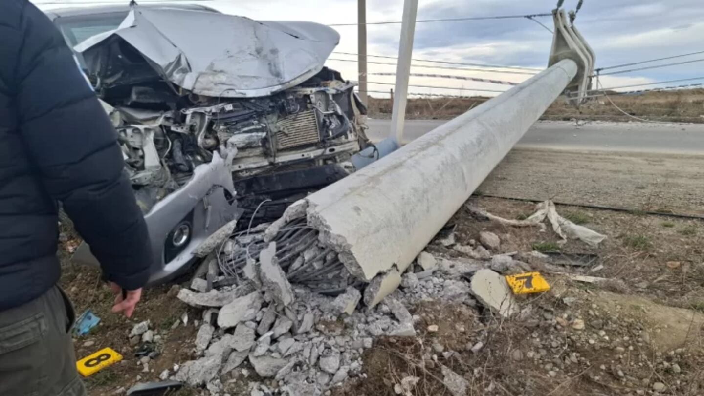 Un adolescente provocó un apagón en Río Gallegos tras chocar contra un poste de alta tensión.