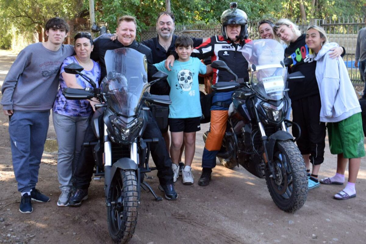 A los 79 años, Buby Del Castillo empezó con su sobrino el recorrido de la Ruta 40 sobre su moto. (Foto: gentileza Rodrigo Mac Lean)