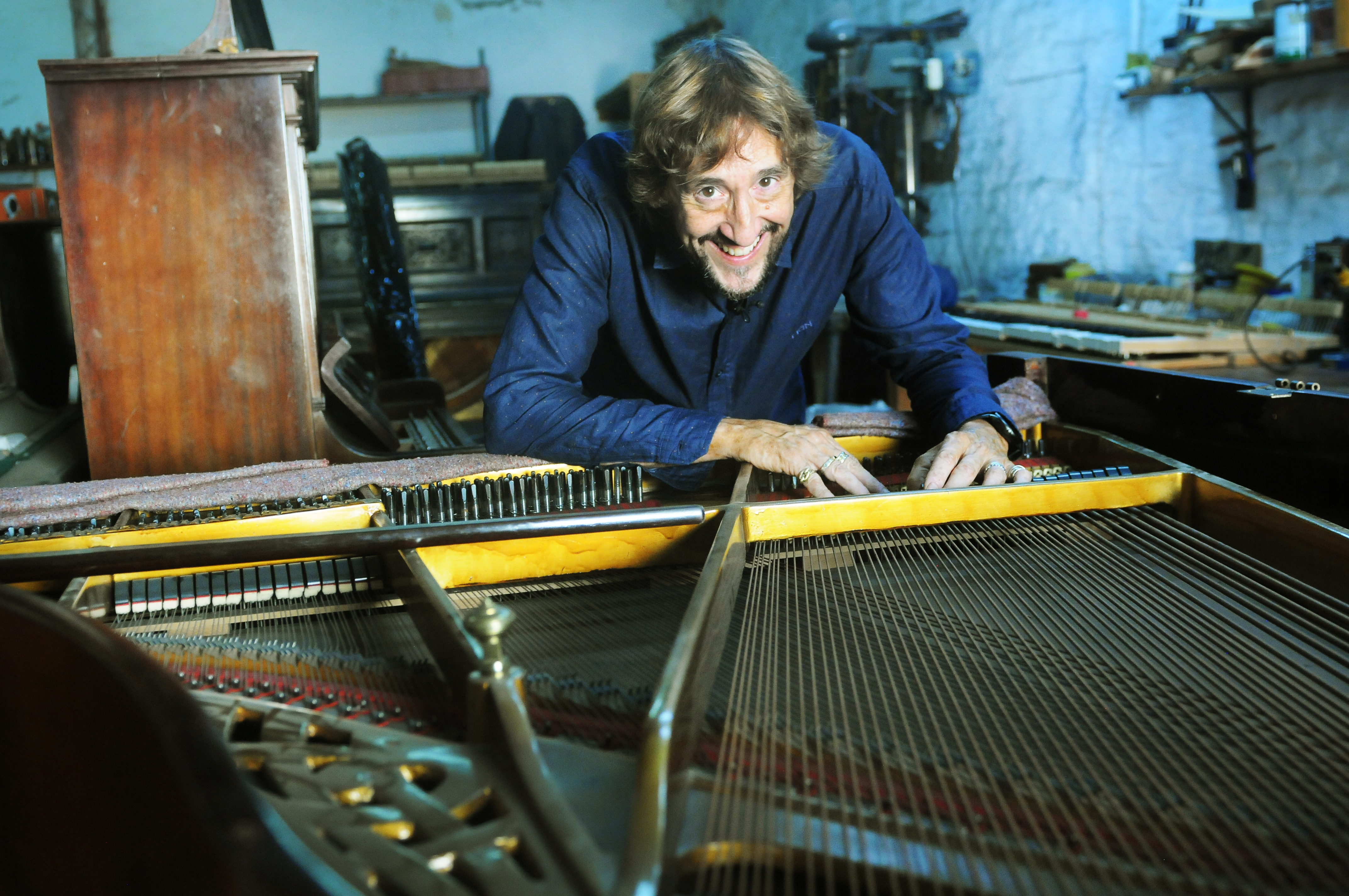 Miguel Puch en su taller de reparación y afinación de pianos. Afina y restaura pianos desde los 13 años y lleva toda una vida dedicada a darle vida a este instrumento. Foto Javier Ferreyra