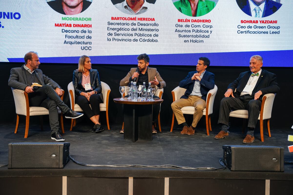 La cuestión energética. Matías Dinardi, de la Facultad de Arquitectura (UNC); Belén Daghero, de Holcim; Bartolomé Heredia, del Ministerio de Servicios Públicos; Horacio Parga, de Edisur, y Sorhab Yazdani, de Green Group Certificaciones Leed. (Gentileza Ceduc)