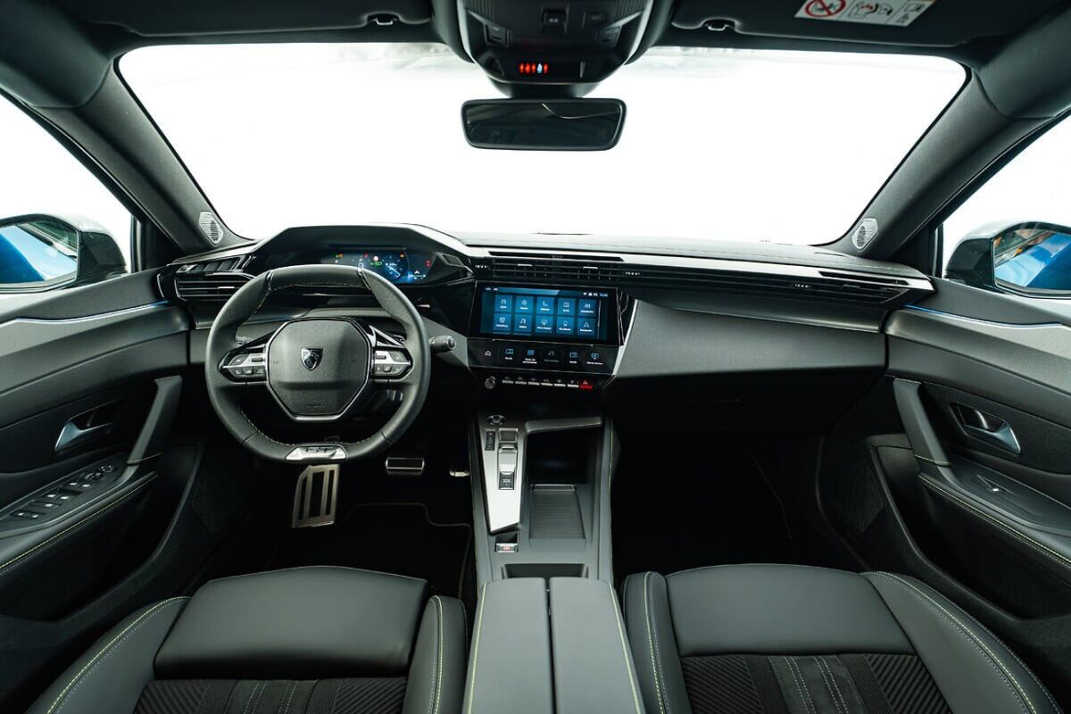 El nuevo Peugeot 408 GT es un modelo que redefine los códigos tradicionales al combinar la elegancia de un sedán, la robustez de un SUV y la deportividad de un coupé.