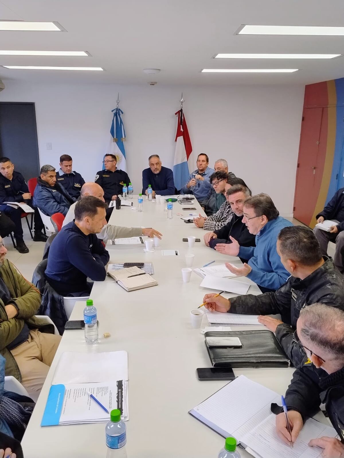Cosedepro - Operativo de seguridad en Talleres-Atlético Tucumán. Los dirigentes "T" con el titular del ente de seguridad Marcelo Frossasco.