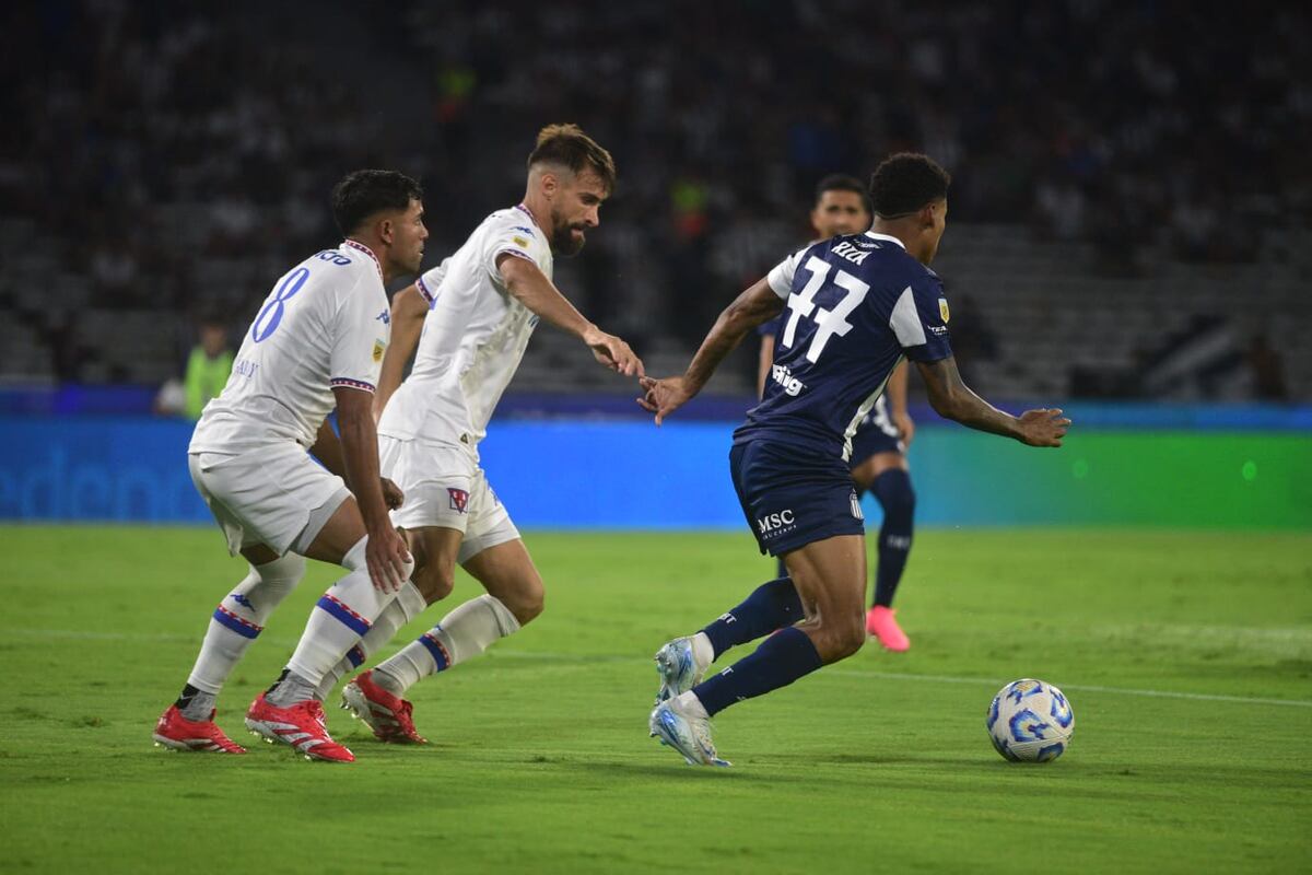 Talleres en su partido ante Tigre, por el Torneo Apertura. (Nicolás Bravo / La Voz).