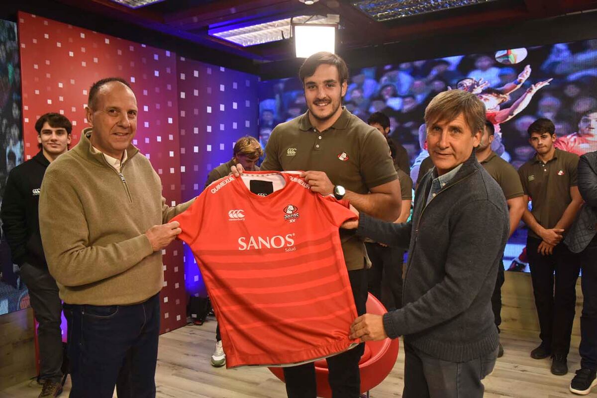Juan Tillard, Franco Molina y Joaquín Balbis, con la camiseta de Dogos XV. (Facundo Luque / La Voz)