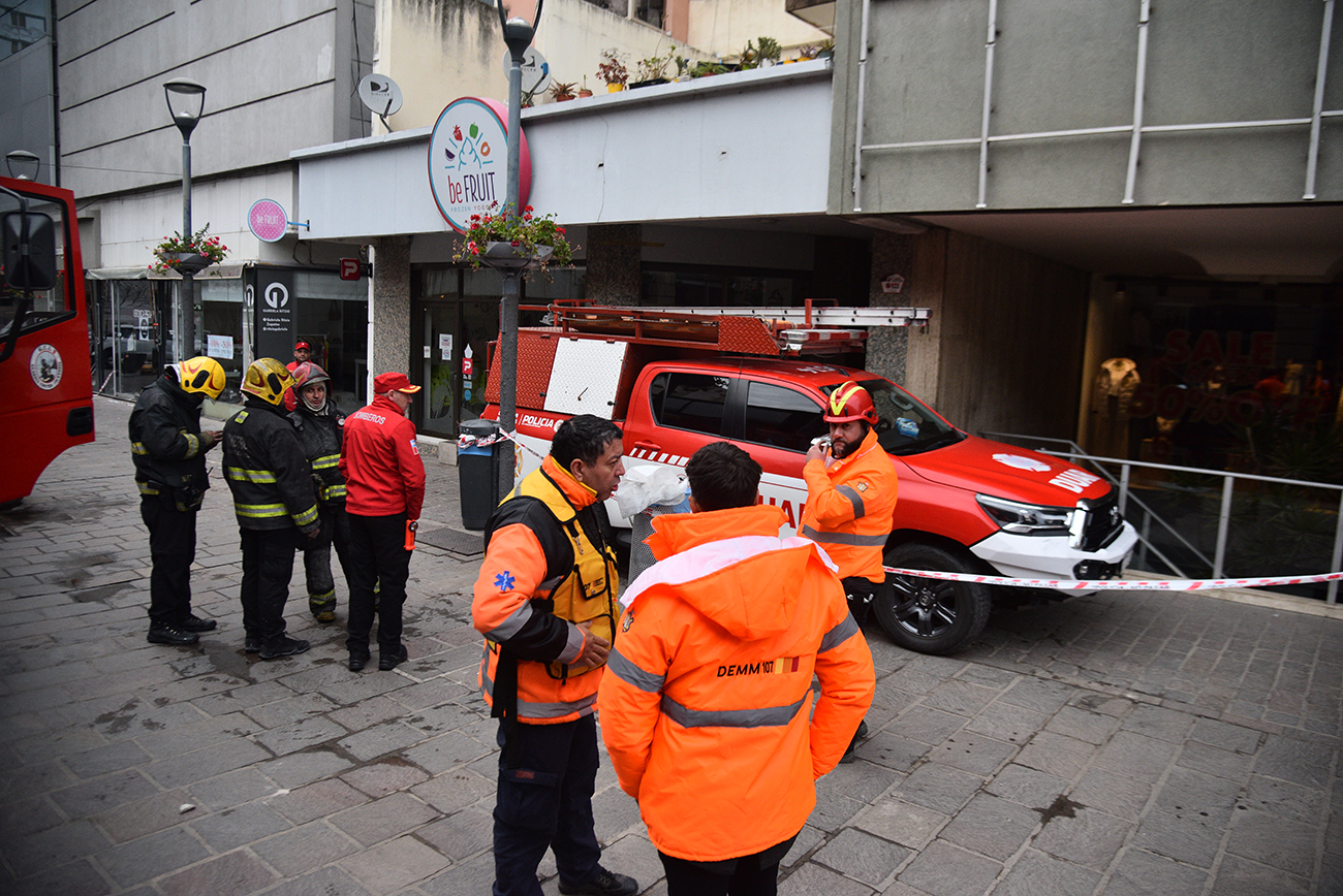 Desastre. El drama se registró en la madrugada del pasado martes. Cuatro vecinos del edificio murieron por la acción del humo. (Pedro Castillo / La Voz)