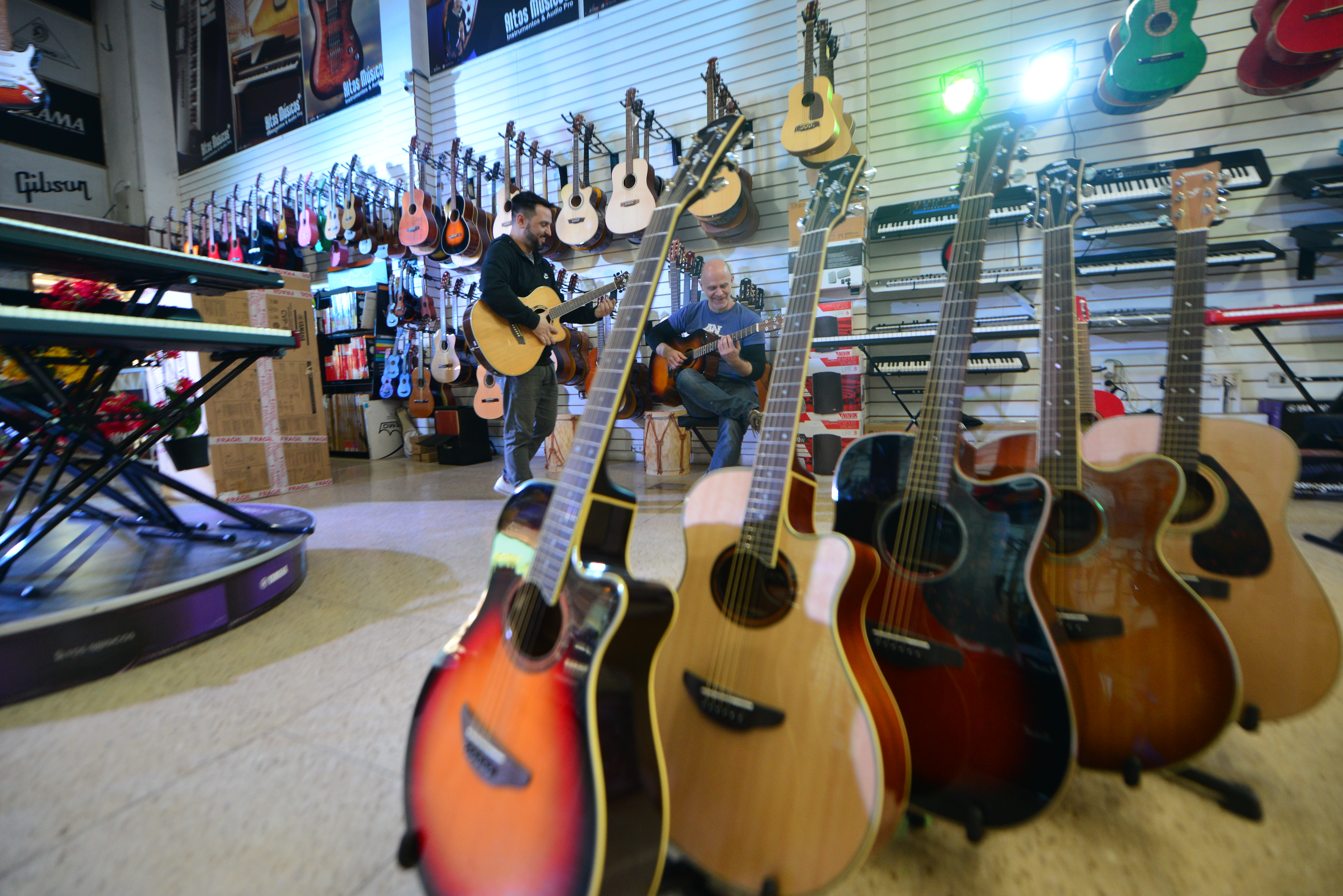 Venta de instrumentos musicales en locales del centro de la ciudad. Después de pandemia creció la venta en especial de los implementos para streaming, guitarras y teclados. Foto Javier Ferreyra