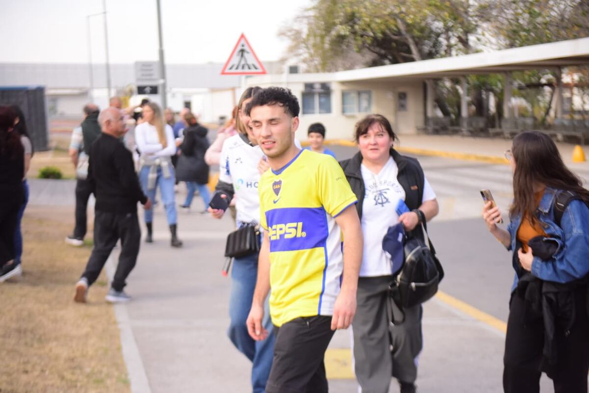 La llegada de Tevez a Córdoba. Así lo esperaron los hinchas de Talleres. (José Gabriel Hernández)