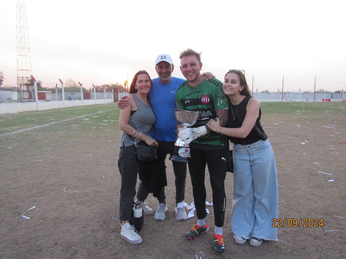Filodramático de Alicia. El arquero Franco Kratina fue acompañado por su familia. Su papá Pablo, llegó de hacer una prueba para River del que es uno de sus captadores top.