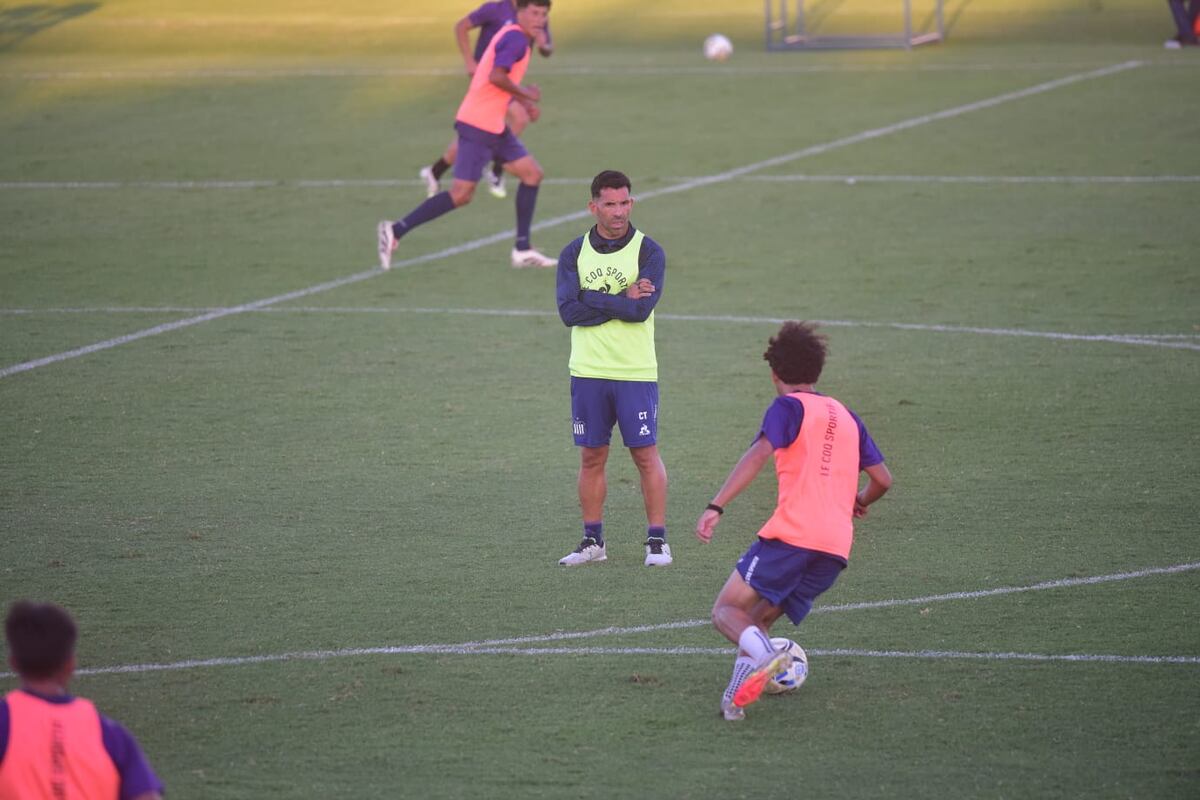 Talleres: el entrenamiento abierto reforzó el vínculo entre el plantel y su gente, en una tarde marcada por el viento y el aliento constante. (Javier Ferreyra / La Voz)