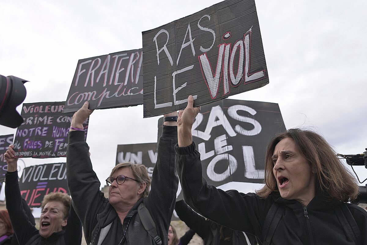Mujeres se manifiestan, una de ellas con un cartel que dice "Dejen de violar", para conmemorar el Día Internacional de la Eliminación de la Violencia contra la Mujer, mientras continúa el juicio de decenas de hombres acusados de violar a Gisele Pelicot mientras su marido la drogaba y la dejaba inconsciente. , lunes 25 de noviembre de 2024 en Aviñón, sur de Francia. (AP)