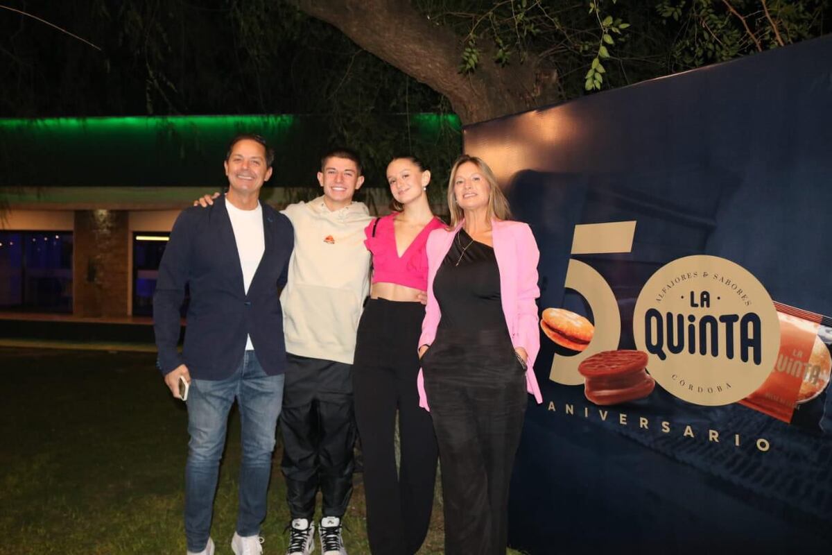 Luciano con su esposa y los hijos, que ya están en la fábrica, Gina y Tobías.