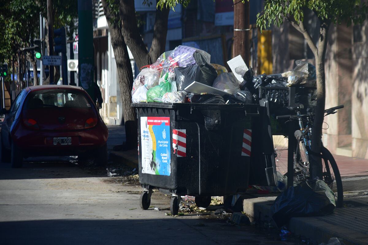 Basura acumulada en las veredas de las calles de Córdoba. (Pedro Castillo / La Voz)