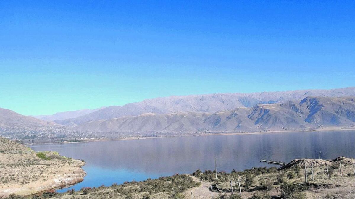 Dique La Angostura, poco antes de llegar a Tafí del Valle. En su costa, El Mollar, y como telón de fondo, el cordón del Aconquija.