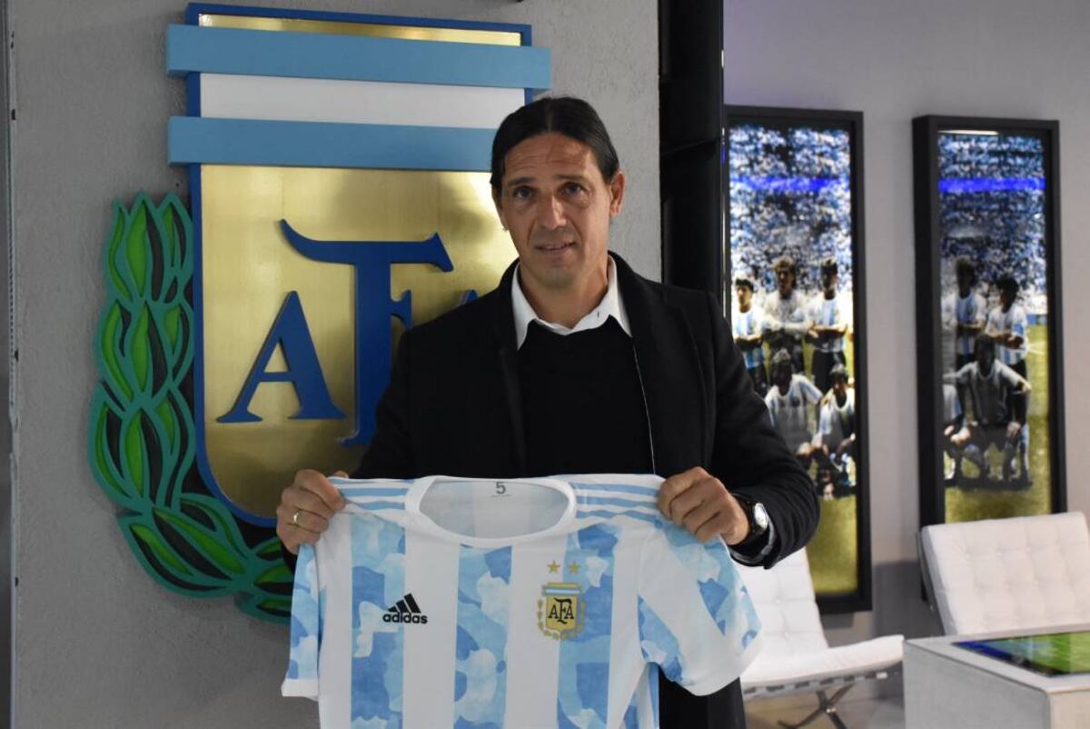 Germán Portanova en la AFA el día de su presentación (Selección)