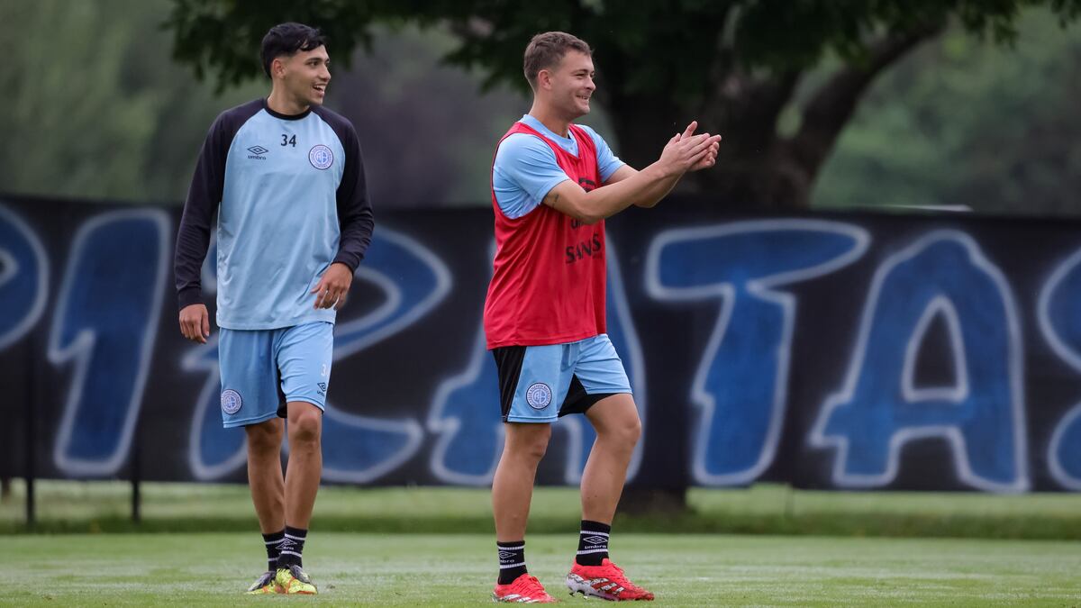 Santiago Longo en la práctica del Pirata, detrás las banderas que colgaron los hinchas en el predio (Prensa Belgrano).
