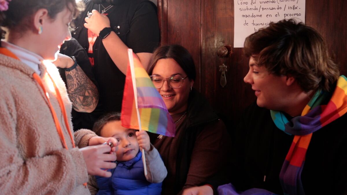 Emmanuel Vinch junto con su hermana Sofía y su sobrino en la visita a La Casita Trans. (Foto: Carolina Rojo)