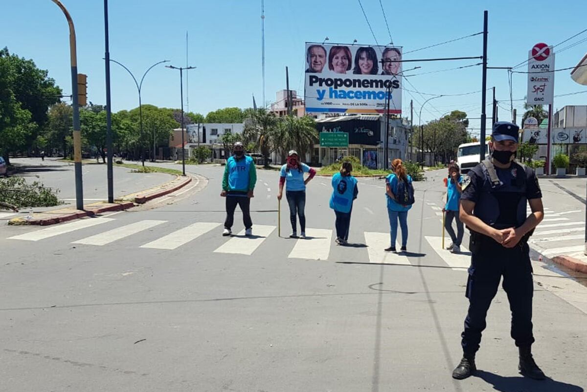 Piqueteros reclaman bolsones frente al Dino Mall de ruta 20. (Nicolás Bravo/ La Voz)