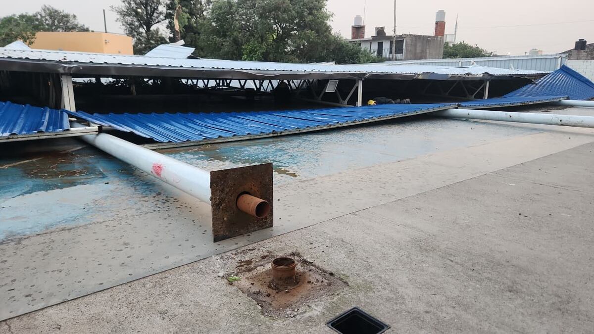 Se cayó el techo de un polideportivo en barrio Los Álamos: hay dos niños heridos.