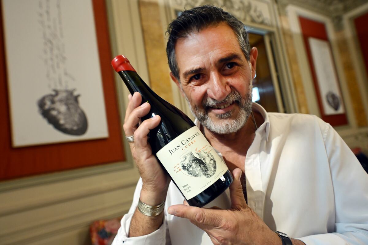 Juan Canavesi reconocido pintor y artista plástico presentó un vino con su nombre y obras en el Palacio Ferreyra. (Javier Ferreyra / La Voz)