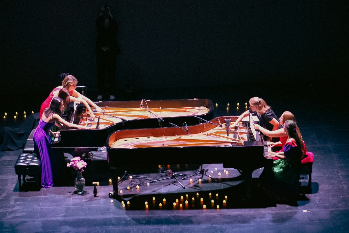 Mujeres al Piano durante el concierto que brindó el ensamble de seis pianos en el Teatro del Libertador. Esta vez, serán cinco. (Gentileza Mujeres al Piano).