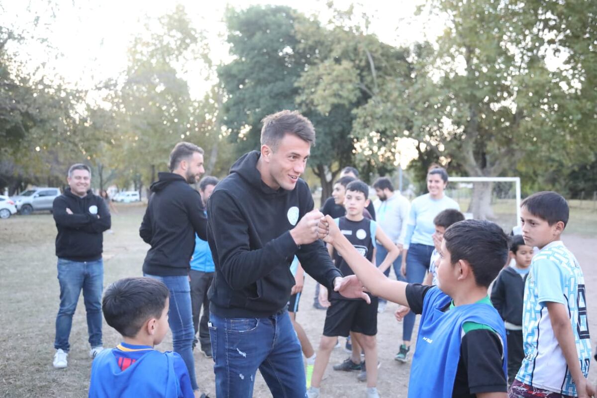 Futbolistas de Belgrano en la Escuelita Atletic de Barrio Argüello, donde se entregaron kits deportivos con pelotas, conos y pecheras. (Prensa Belgrano)