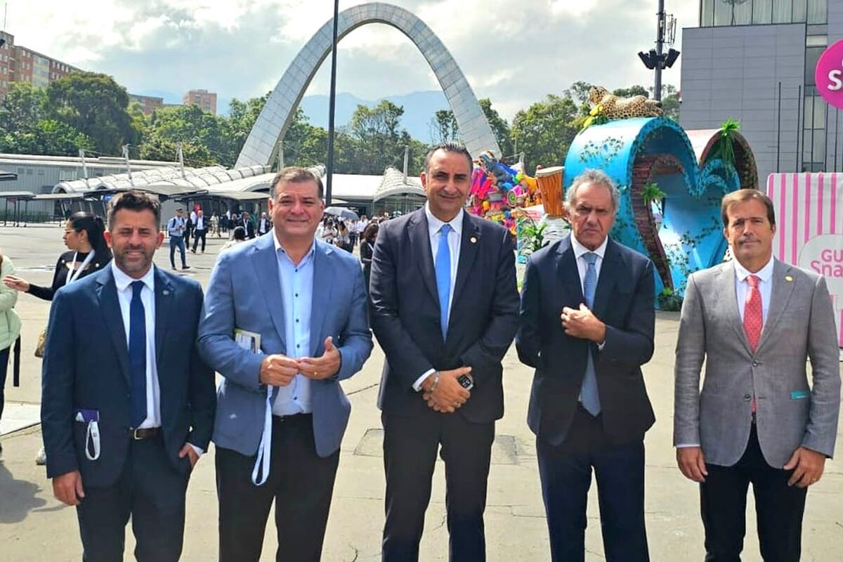 Darío Capitani (ACT), Daniel Scioli (secretario de Turismo, Deporte y Medio Ambiente de la Nación), Gustavo Hani (presidente de la CAT), Andrés Deyá (presidente de FAEVYT) y Fernando Desbots (presidente de FEHGRA).