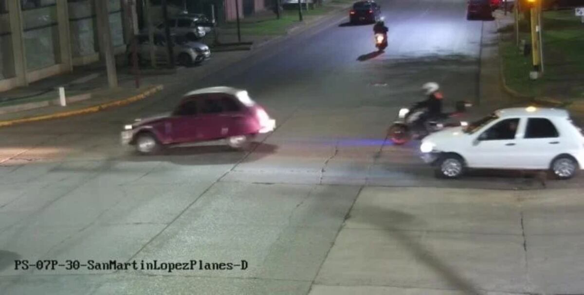 El hombre fue perseguido unas pocas cuadras por la Policía cuando escapó en su Citröen 3CV de un control policial. (Misiones On Line)