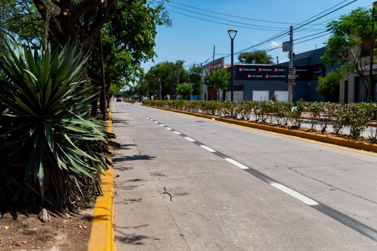 Espacio verde. La obra incluyó la construcción de un cantero central parquizado que divide los sentidos de circulación, impidiendo los adelantamientos en contramano. (Foto: Prensa Municipalidad de Córdoba)