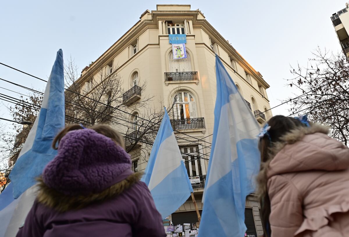 Mientras se realiza un banderazo en Parque Lezama, algunas personas fueron a las afueras del departamento de Cristina Kirchner. (Gentileza Clarín)