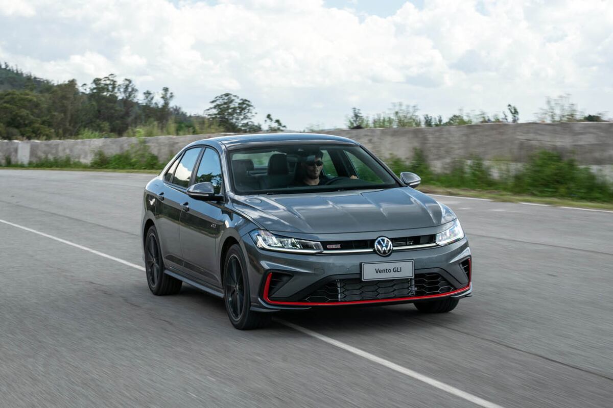 Vento GLI, el más “picante”: viene con motor turbo naftero 2.0 TSI de 230 CV de potencia y caja automática de 7 marchas.